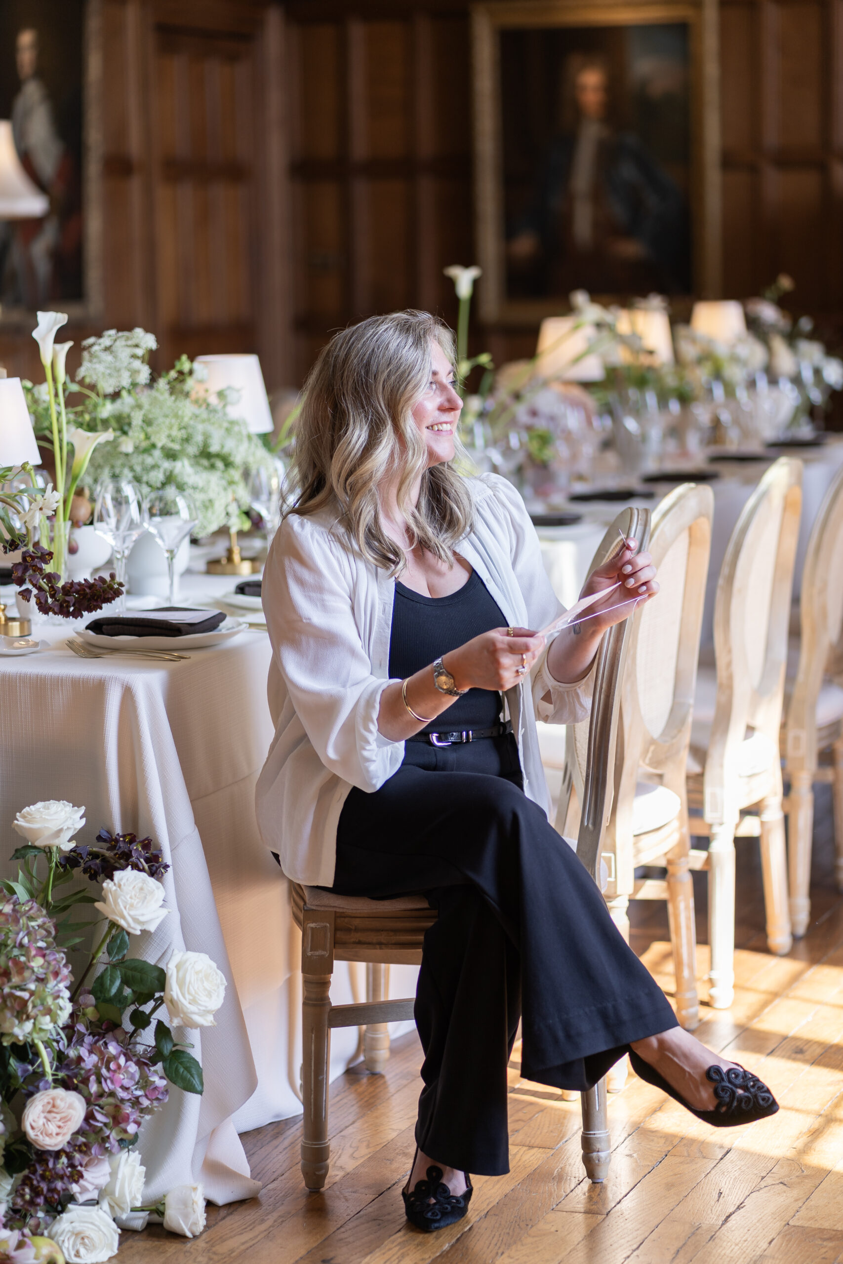 BT203585 A colour image of Soiree Studio founder Corrie McDonald working at a wedding at Hedsor House wedding venue.
