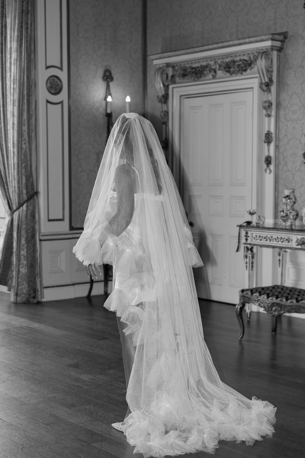 luxury-bridal-veil-ideas-in-the-cotswolds A black and white image of a bride in a bespoke veil from a luxury boutique in the Cotswolds at a wedding planned by Soiree Studio.