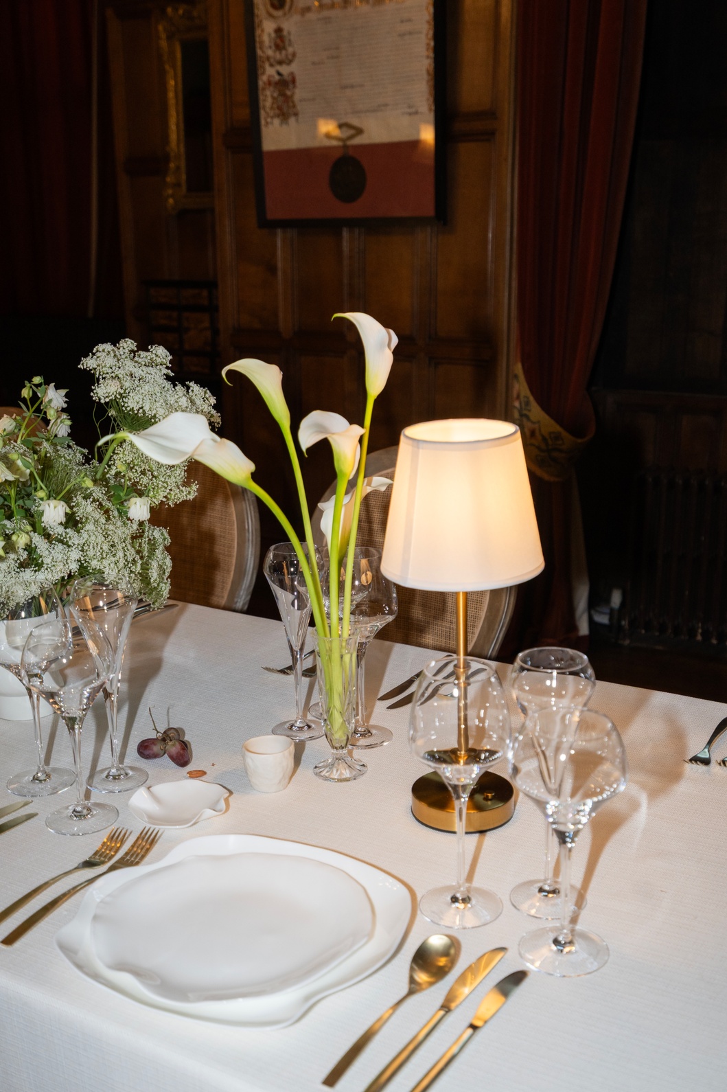 modern-wedding-table-styling-london-wedding-planner A modern wedding table setting with calla lilies on neutral table linen by london wedding planner soiree studio.