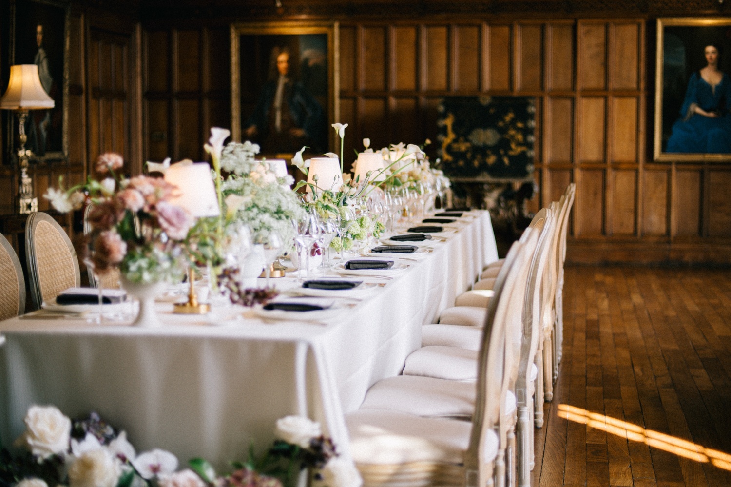 private-estate-wedding-venues-cheshire-wedding-planner A colour image of a long wedding table with neutral flowers and mocha coloured napkins at a private estate wedding dinner in Cheshire.