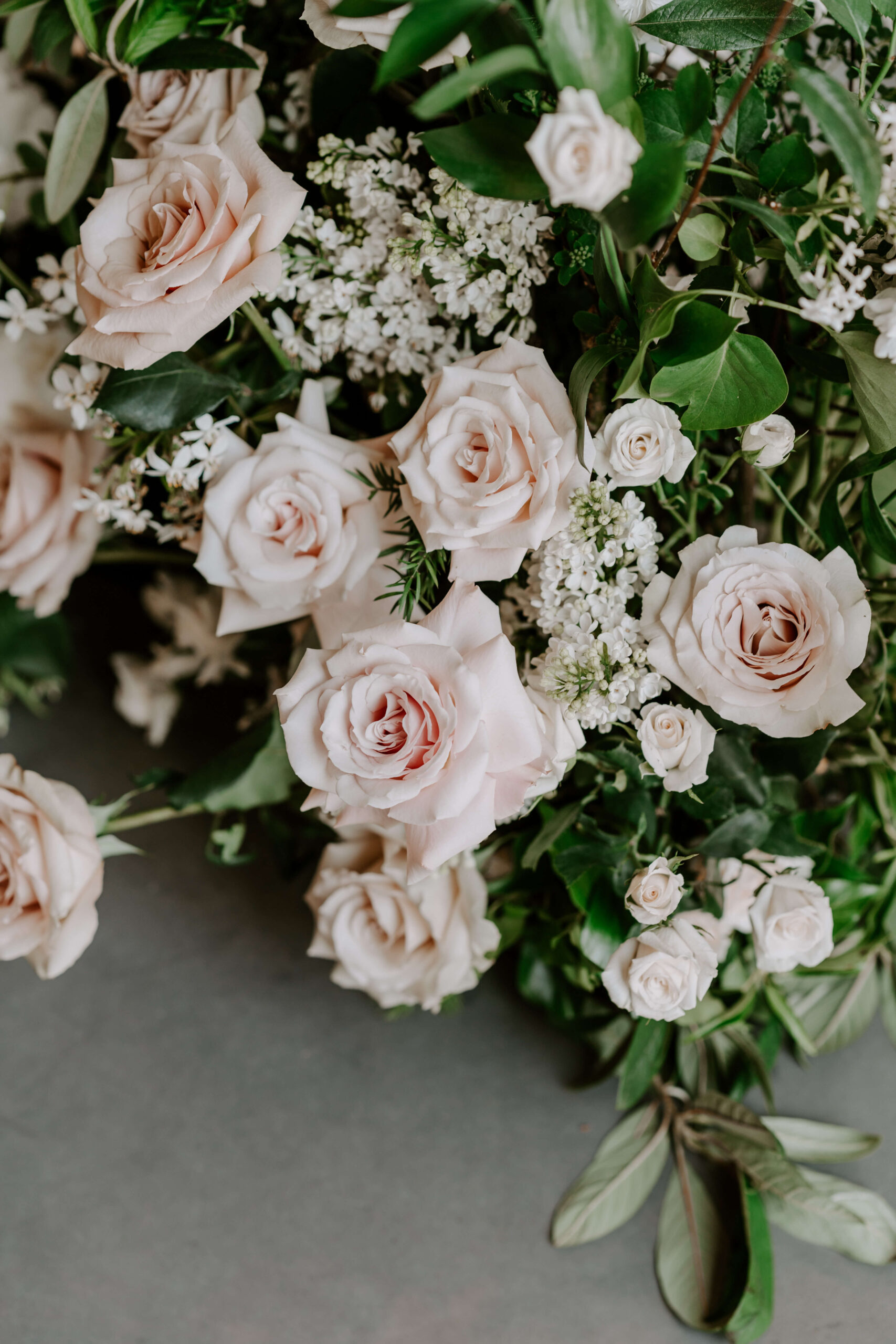 spring-wedding-flowers-at-dorfold-hall A wedding floral arrangement of spring blush roses for a wedding in Cheshire.