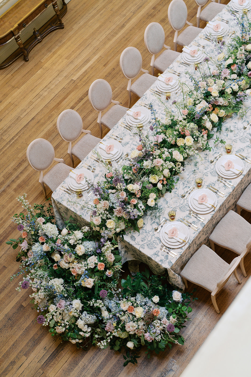 A colour image of a wedding tablescape at Hedsor House UK wedding venue but wedding planner Soirée Studio.
